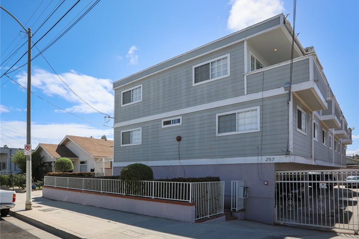 257 W 14th 1, San Pedro, CA 90731 — photo 1 of 3