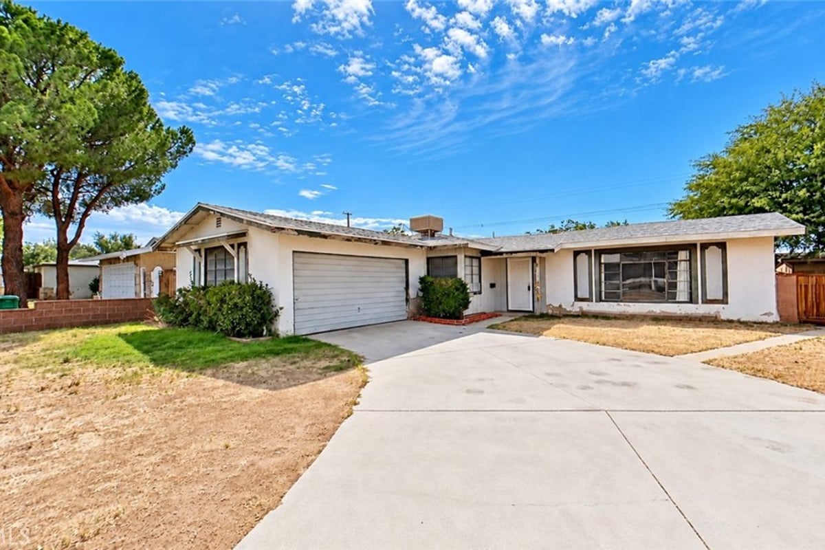 43847 2nd E, Lancaster, CA 93535 — photo 1 of 40