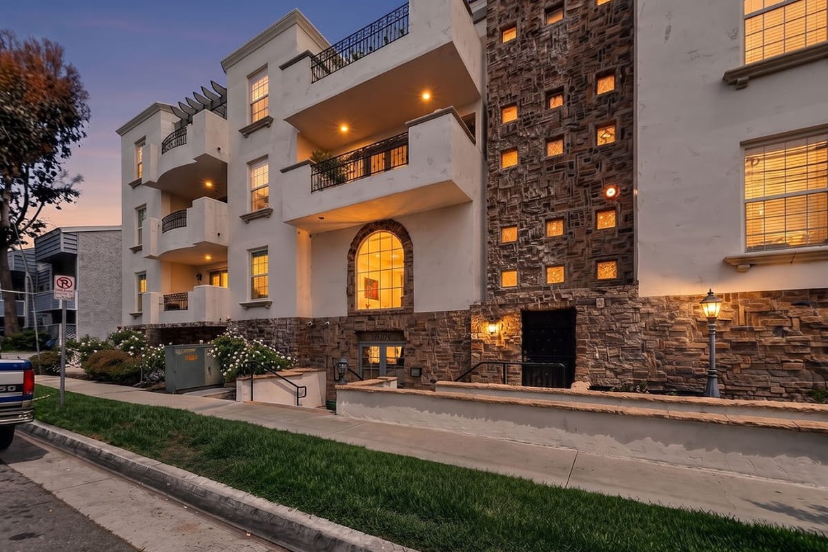 12407 Moorpark Street 104, Studio City, CA 91604 — photo 1 of 45
