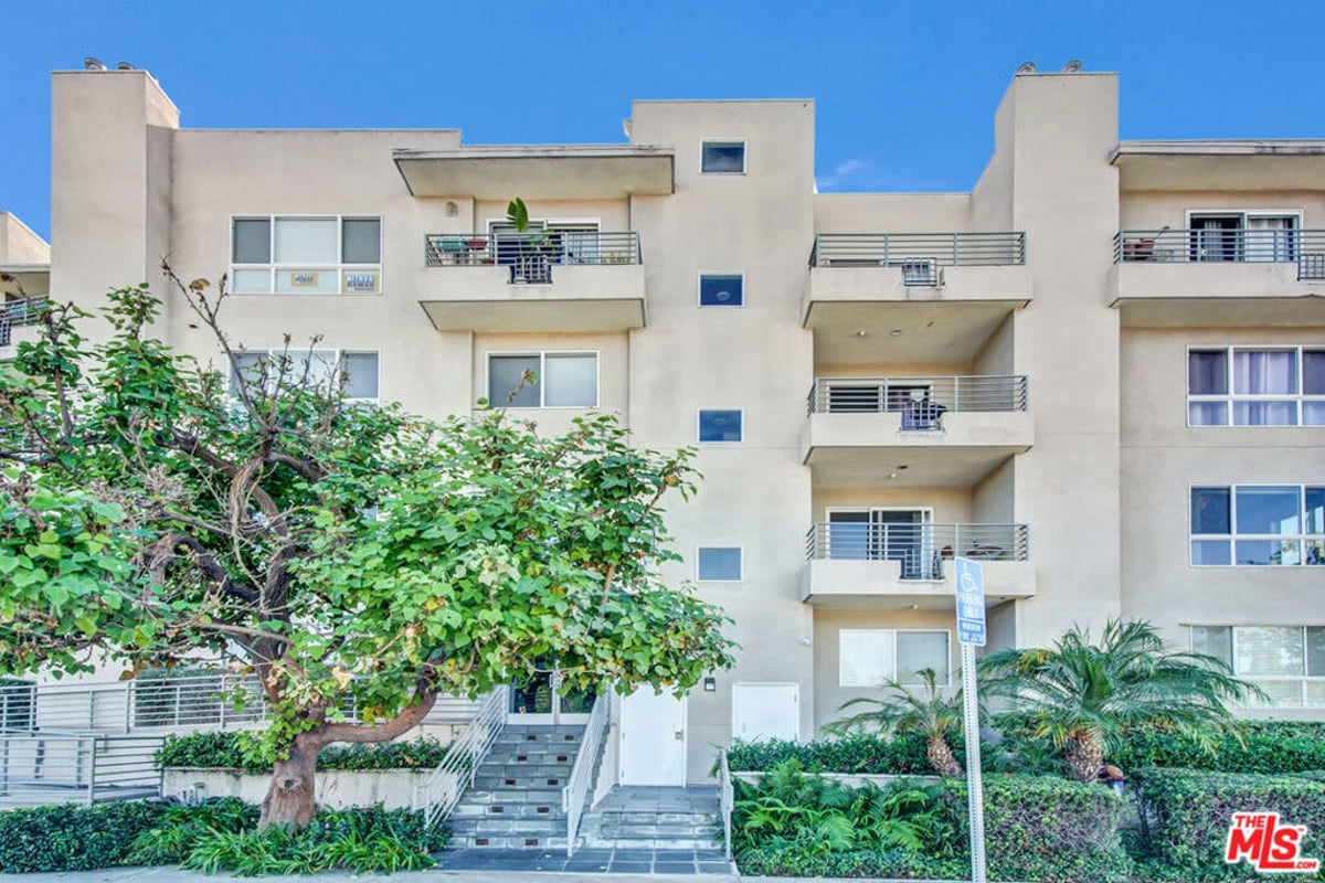 5764 San Vicente Boulevard 201, Los Angeles, CA 90019 — photo 1 of 20