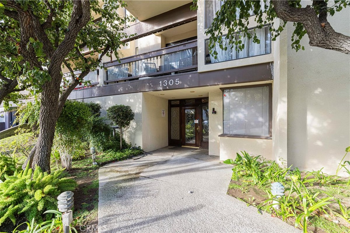 1305 N Columbus 203, Glendale, CA 91202 — photo 1 of 32