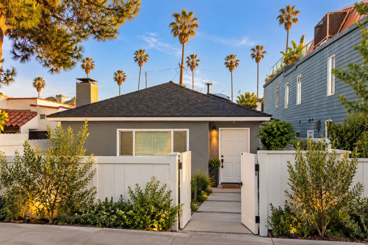 806 Navy Street, Santa Monica, CA 90405 — photo 1 of 23