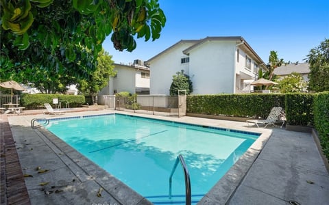 18601 Collins D30, Tarzana, CA 91356