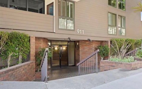 911 N Kings 306, West Hollywood, CA 90069