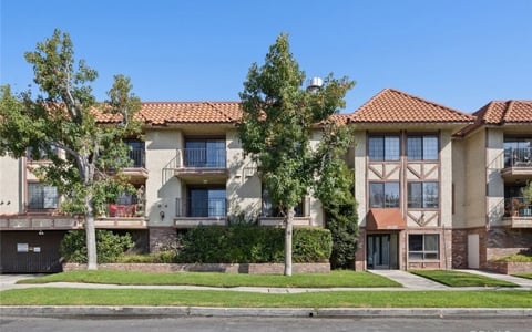 11127 La Maida 10, North Hollywood, CA 91601
