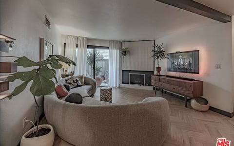 15511 Sherman Way 40, Van Nuys, CA 91406