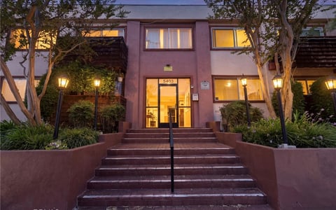 5403 Newcastle Avenue, Encino, CA 91316