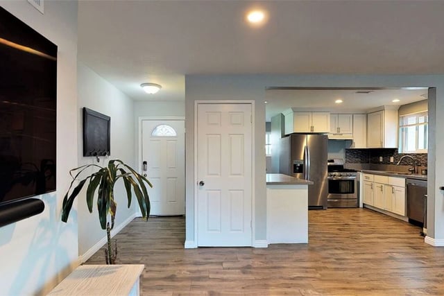 936 W 78th Street, Los Angeles, CA 90044 — photo 5 of 28