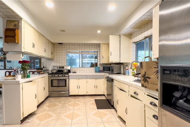 1837 Beloit Avenue, Los Angeles, CA 90025 — photo 11 of 47