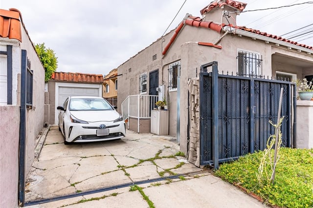 8462 S Denker Avenue, Los Angeles, CA 90047 — photo 4 of 18
