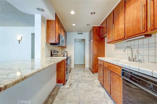 5454 Zelzah Avenue 215, Encino, CA 91316 — photo 4 of 29
