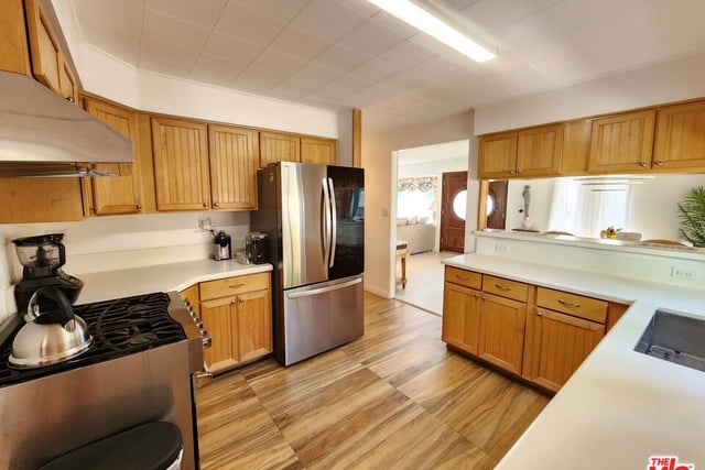 8130 Grimsby Avenue, Los Angeles, CA 90045 — photo 12 of 36