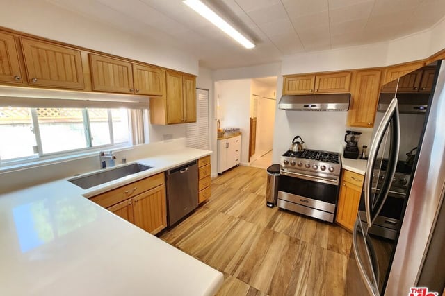 8130 Grimsby Avenue, Los Angeles, CA 90045 — photo 13 of 36