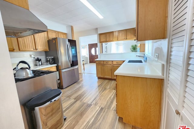8130 Grimsby Avenue, Los Angeles, CA 90045 — photo 15 of 36