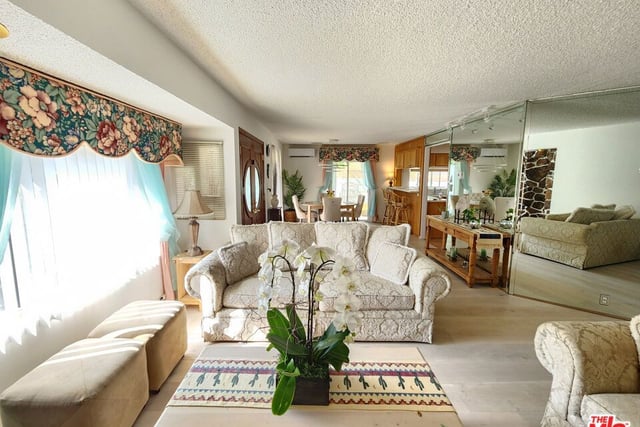 8130 Grimsby Avenue, Los Angeles, CA 90045 — photo 9 of 36