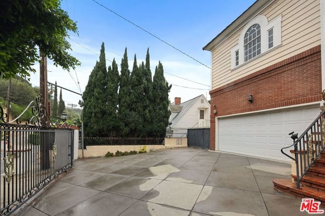 2431 Benedict Canyon Drive, Beverly Hills, CA 90210 — photo 3 of 65
