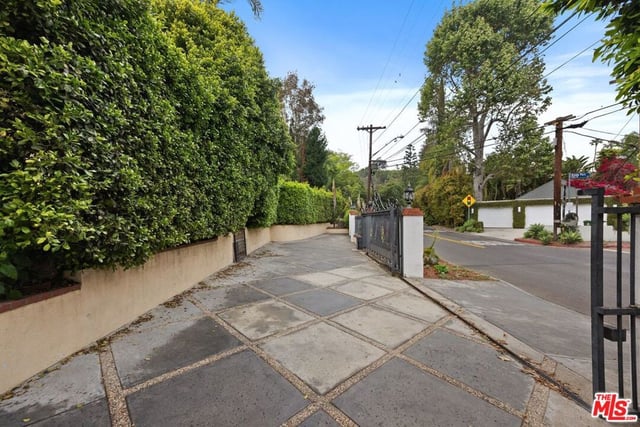 2431 Benedict Canyon Drive, Beverly Hills, CA 90210 — photo 4 of 65