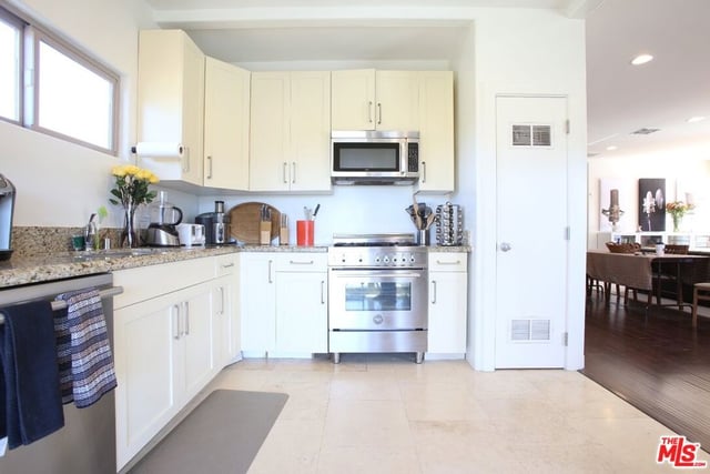 4447 Calhoun Avenue, Sherman Oaks, CA 91423 — photo 10 of 28