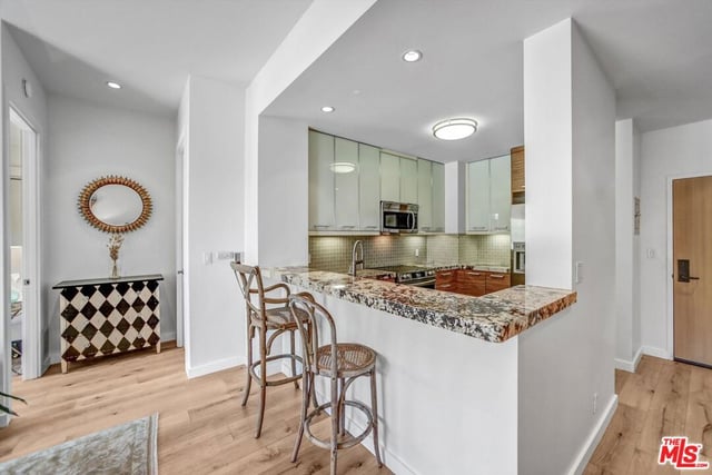 999 N Doheny Drive 106, West Hollywood, CA 90069 — photo 5 of 22