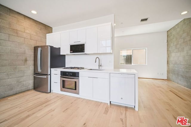 717 N Highland Avenue 13, Los Angeles, CA 90038 — photo 14 of 46