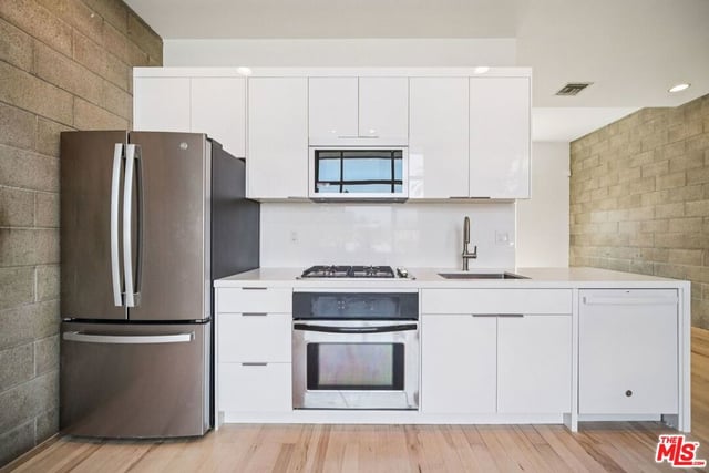 717 N Highland Avenue 13, Los Angeles, CA 90038 — photo 15 of 46