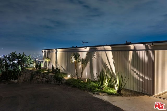 1635 Woods Drive, Los Angeles, CA 90069 — photo 7 of 22