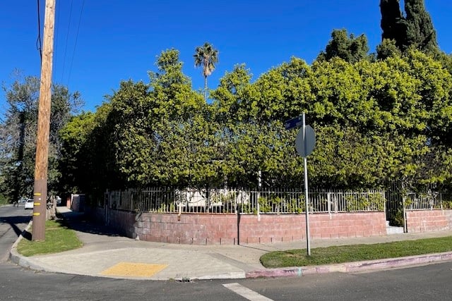 11143 Emelita, North Hollywood, CA 91601 — photo 2 of 25