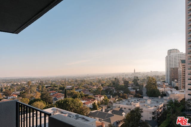 10450 Wilshire Boulevard 12C, Los Angeles, CA 90024 — photo 4 of 32