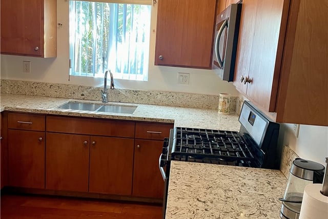 6558 S Van Ness, Los Angeles, CA 90047 — photo 4 of 9