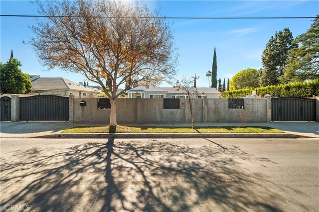 15358 Cohasset, Van Nuys, CA 91406 — photo 3 of 46