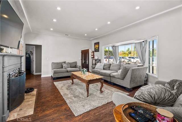 15358 Cohasset, Van Nuys, CA 91406 — photo 8 of 46