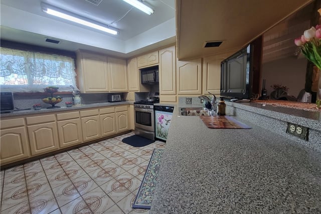 7015 N Atlantic Place, Long Beach, CA 90805 — photo 28 of 74