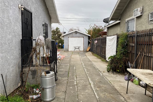 528 W 107th, Los Angeles, CA 90044 — photo 3 of 4