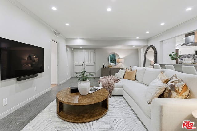 1015 N Kings Road 110, West Hollywood, CA 90069 — photo 7 of 36