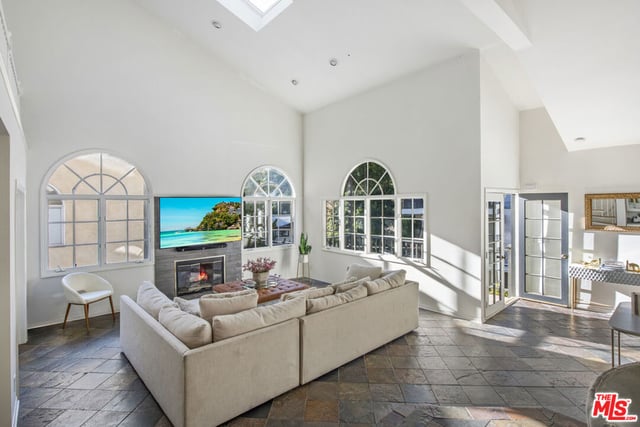 8032 Willow Glen Road, Los Angeles, CA 90046 — photo 4 of 25
