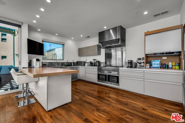 17 N Venice Boulevard, Venice, CA 90291 — photo 9 of 36