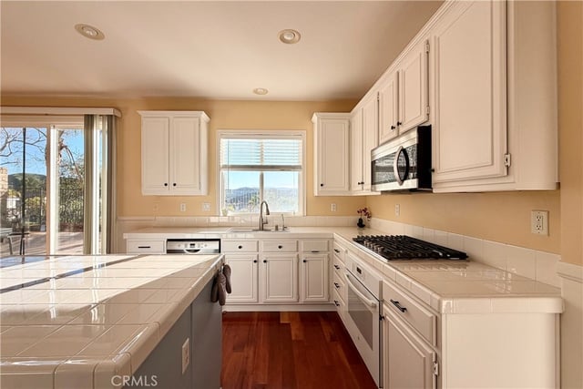 28410 Agajanian, Saugus, CA 91390 — photo 9 of 36