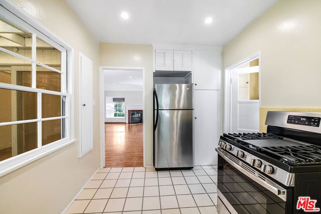 10435 Whipple Street, Toluca Lake, CA 91602 — photo 10 of 30
