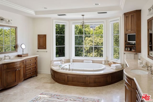 1667 Amalfi Drive, Pacific Palisades, CA 90272 — photo 32 of 42