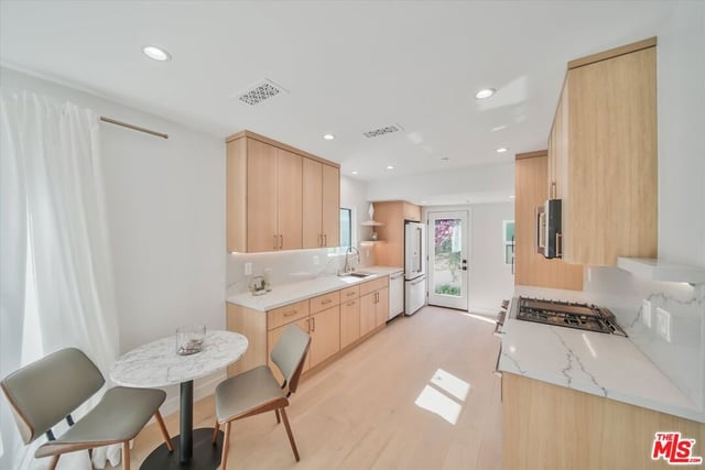 2021 Idaho Avenue, Santa Monica, CA 90403 — photo 12 of 33