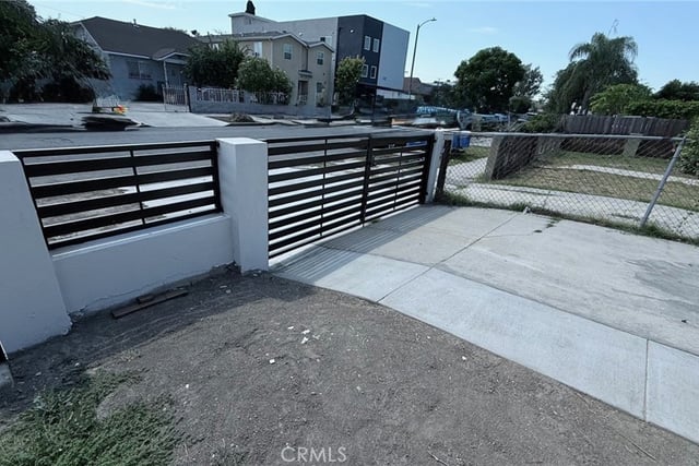 155 E 84th Street, Los Angeles, CA 90003 — photo 11 of 34