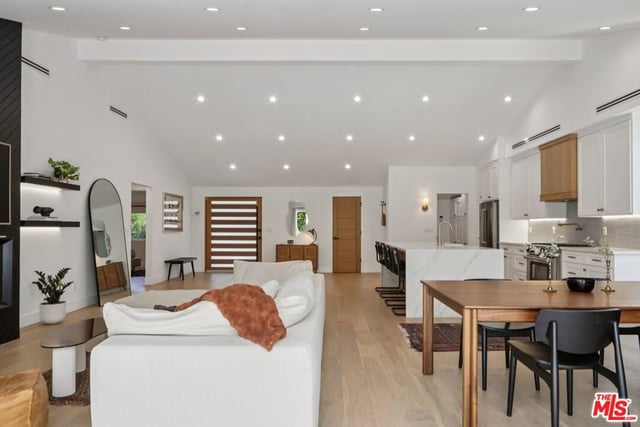 13117 Magnolia Boulevard, Sherman Oaks, CA 91423 — photo 13 of 23