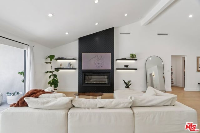 13117 Magnolia Boulevard, Sherman Oaks, CA 91423 — photo 8 of 23