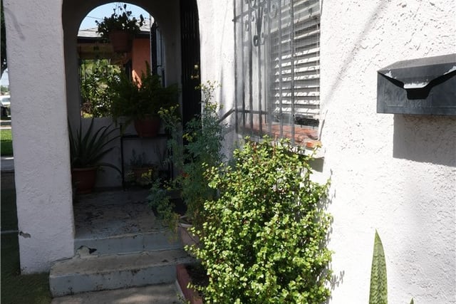 611 W 91st, Los Angeles, CA 90044 — photo 5 of 41