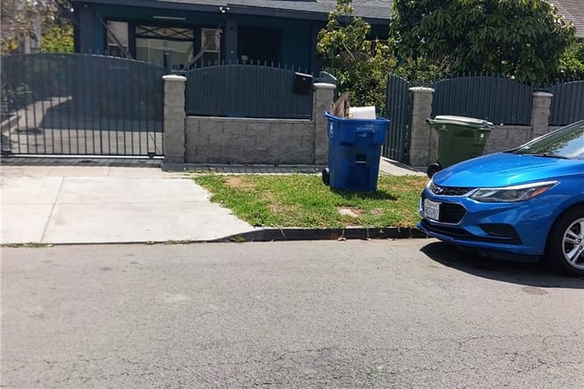 1046 W 49th, Los Angeles, CA 90037 — photo 2 of 17