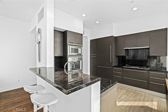 900 W Olympic 31J, Los Angeles, CA 90015 — photo 17 of 56