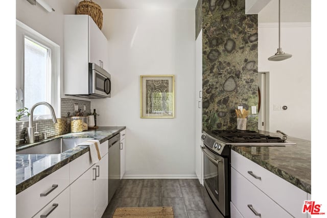 8326 Kirkwood Drive, Los Angeles, CA 90046 — photo 9 of 26