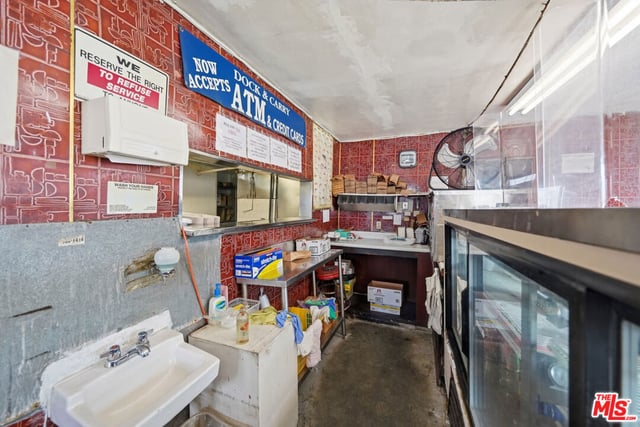 1021 W 101st Street, Los Angeles, CA 90044 — photo 11 of 37