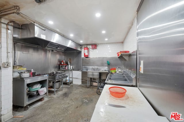 1021 W 101st Street, Los Angeles, CA 90044 — photo 5 of 37