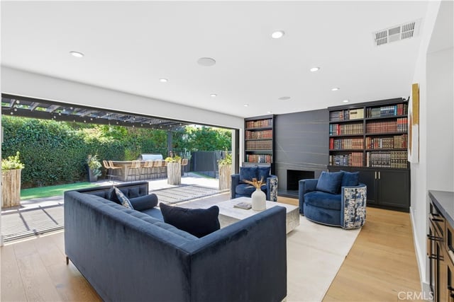 13130 Albers, Sherman Oaks, CA 91401 — photo 13 of 44